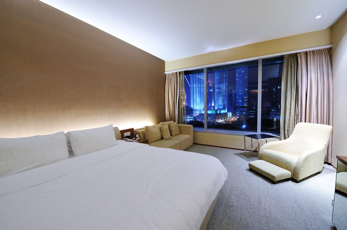 luxurious-hotel-room-2021-08-26-16-18-45-utc